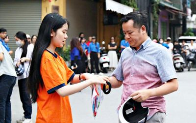 Kỳ thi tốt nghiệp THPT 2026: Ngoài cổng trường, cha mẹ cũng đang 'thi cùng con'