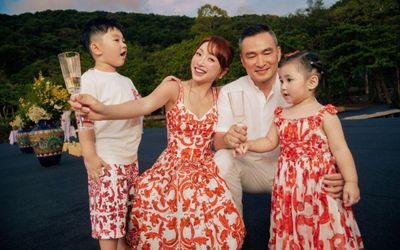 Diễn viên Chi Bảo đích thân lái xe chở vợ con đi du lịch, một chi tiết gây trầm trồ