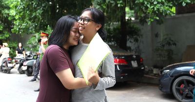 Thi tốt nghiệp THPT 2026: Những trái tim người mẹ 'thi theo con' bên cổng trường