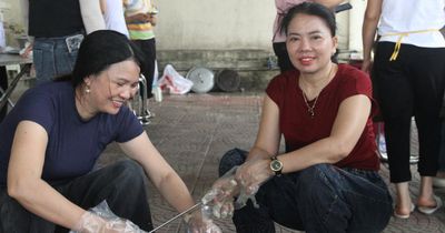 Thi tốt nghiệp THPT 2026: Người dân chung tay, mời 300 thí sinh 'ăn cỗ' ngay sau môn thi đầu tiên