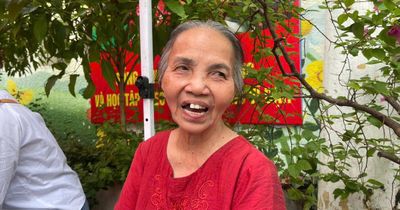Thi tốt nghiệp THPT 2026: Xúc động những 'mái đầu bạc' lặng thầm tiếp sức ước mơ cháu