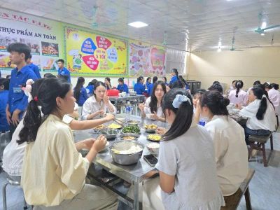 Ngôi trường trở thành điểm ăn nghỉ miễn phí cho sĩ tử vùng biên