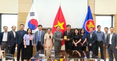 Chủ tịch UBND tỉnh Phạm Anh Tuấn thăm, làm việc với Đại sứ quán Việt Nam tại Hàn Quốc