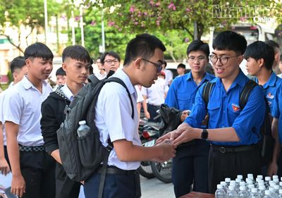 Áo xanh tình nguyện tiếp sức mùa thi