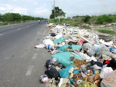 Đổ rác bừa bãi ra bên đường