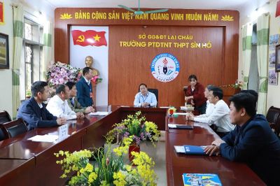 Đồng chí Tống Thanh Hải - Phó Chủ tịch Thường trực UBND tỉnh kiểm tra công tác coi thi tốt nghiệp THPT năm 2026 tại xã Sìn Hồ
