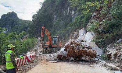 Phân luồng giao thông để sửa chữa vị trí hư hỏng mặt đường do sạt lở đá tại đường tỉnh 234D