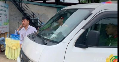 Công an xã Đông Cuông kịp thời hỗ trợ thí sinh đến điểm thi đúng giờ