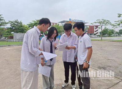 Thí sinh Ninh Bình hoàn thành bài thi môn Ngữ văn Kỳ thi Tốt nghiệp THPT năm 2026