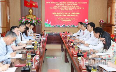 Đoàn đại biểu Trường Đảng Trung ương Đảng Cộng sản Trung Quốc (Học viện Hành chính Quốc gia) thăm, làm việc với Trường Chính trị tỉnh