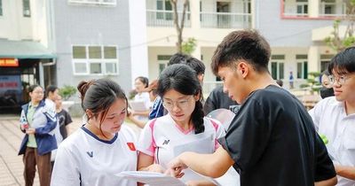 315 thí sinh tại Hội đồng thi tốt nghiệp trường THPT Đà Bắc phấn khởi sau khi hoàn thành thi môn Toán