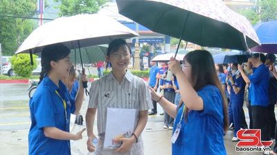Hơn 450 thí sinh điểm thi Trường THPT Chuyên Sơn La bước vào môn thi đầu tiên