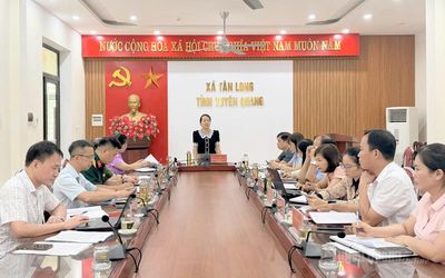 Phó Trưởng đoàn ĐBQH chuyên trách Lý Thị Lan làm việc tại xã Xuân Vân và Tân Long