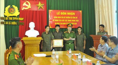 Bộ trưởng Bộ Công an tặng Bằng khen cho Tổ bảo vệ an ninh, trật tự thôn Sảng Lủng
