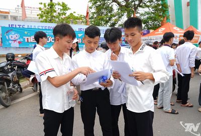 Thí sinh hoàn thành ngày thi đầu tiên Kỳ thi tốt nghiệp THPT năm 2026