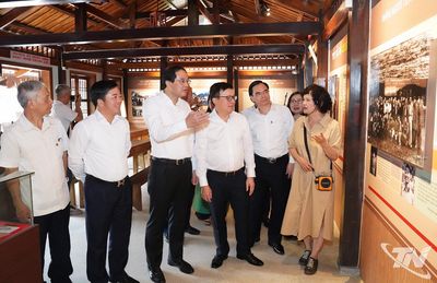 Dâng hương tri ân các thế hệ nhà báo cách mạng tại Trường dạy làm báo Huỳnh Thúc Kháng