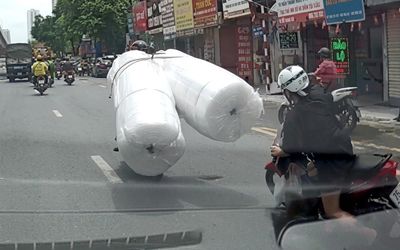 Xe máy chở hàng cồng kềnh vượt ẩu, quệt người phụ nữ ngã vào đầu ô tô