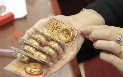 Từ vùng đỉnh 190 triệu đồng/lượng, vì sao giá vàng rơi dốc?