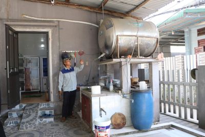 Nước sạch 'tắc' ở cuối nguồn, 1.400 hộ dân lao đao vì thiếu nước
