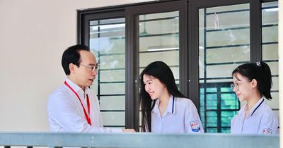 Bộ trưởng Hoàng Minh Sơn động viên thí sinh trước giờ thi môn đầu tiên