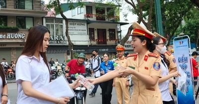 Hà Nội: Tiếp sức thí sinh, giữ đường thông suốt trong ngày đầu thi tốt nghiệp THPT