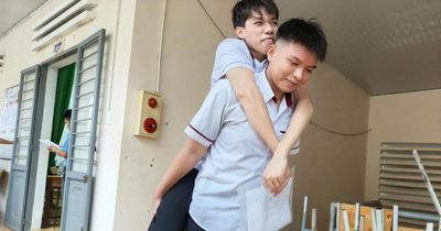 Cõng bạn đến phòng thi
