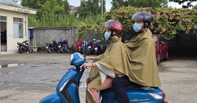 Cần Thơ: Thí sinh 'đội mưa' đến điểm thi sớm