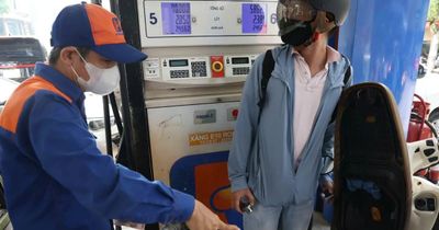 Giá xăng dầu giảm, dầu diesel giảm gần 1.000 đồng/lít