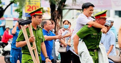 Công an hỗ trợ cõng thí sinh đến tận phòng thi