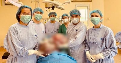 Bé gái mang hai khối u buồng trứng khổng lồ gần 15kg
