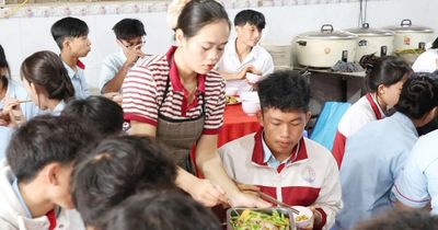 Ấm lòng 'Bữa cơm 0 đồng' cho sĩ tử vùng sâu, vùng xa