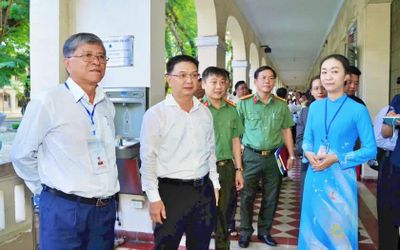 Lãnh đạo UBND Thành phố Hồ Chí Minh động viên thí sinh dự thi tốt nghiệp trung học phổ thông