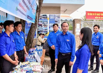 Sắc áo xanh 'tiếp lửa' trường thi