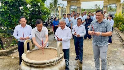 Dâng hương tưởng niệm cố Thủ tướng Võ Văn Kiệt