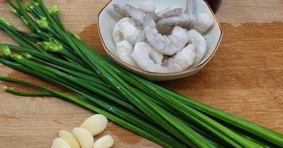 Loại lá mệnh danh là 'rau của thận' lại còn bổ gan, đem xào với tôm được món ngon, thơm hơn cả khi cho hành