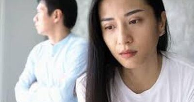 Một ký hiệu lạ trên giấy tờ công việc đã phơi bày cuộc ngoại tình của chồng tôi