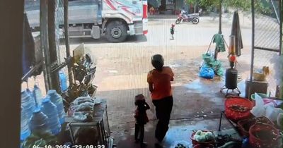 Bé trai 3 tuổi chạy qua đường, bị xe tải cán tử vong: Camera ghi lại khoảnh khắc đau lòng
