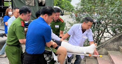 Thí sinh bị ngã gãy chân được đưa đến điểm thi bằng phương tiện đặc biệt