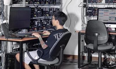 Trong bóng tối thuật toán: Bài 2: 'Phone farm' và nền kinh tế ngầm của tương tác ảo