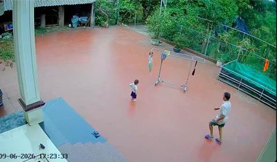Clip 'khối nghỉ hè' tự treo mình lên giá phơi quần áo khiến ông bà hết hồn