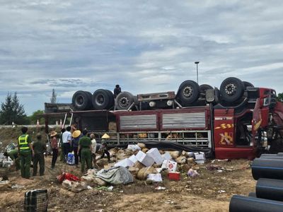 Xe tải chở hoa quả lật trên quốc lộ 1, cháu bé 9 tuổi tử nạn