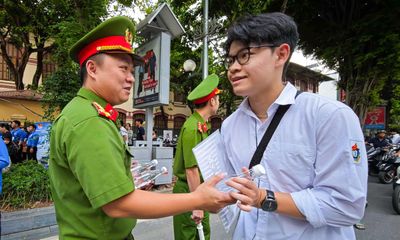 Công an Hà Nội bảo đảm giao thông, tiếp sức sĩ tử ngày đầu thi tốt nghiệp THPT