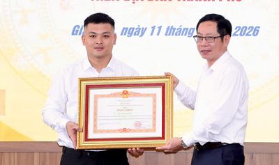 Chàng trai khống chế kẻ cầm dao tấn công phụ nữ nhận bằng khen của Thủ tướng