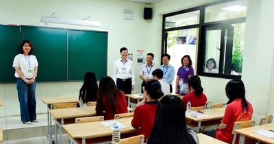 Sĩ tử Hà Nội bước vào buổi thi đầu tiên của kỳ thi tốt nghiệp trung học phổ thông