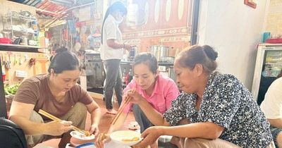 Ấm lòng những mâm cơm nghĩa tình tiếp sức sĩ tử vùng quê Đại Xuyên