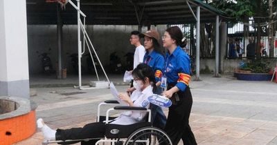 Thí sinh đặc biệt tại điểm thi Phú Thượng được hỗ trợ kịp thời