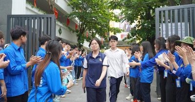 Những người đồng hành cùng sĩ tử ngoài cổng trường thi