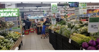 Thực phẩm từng rẻ nay tăng giá, bữa cơm gia đình thay đổi thế nào?