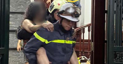 Hà Nội: Cắt 'chuồng cọp', giải cứu 4 người kẹt trong ngôi nhà 5 tầng bốc cháy rạng sáng