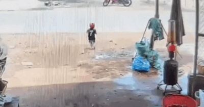 Xót xa cảnh cháu bé 3 tuổi bị xe tải tông tử vong khi đột ngột băng qua đường